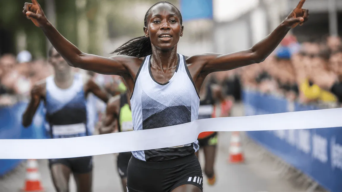 Selly Simatinyang gewinnt 32. hella hamburg halbmarathon mit nur 9 Sekunden zum Rekord