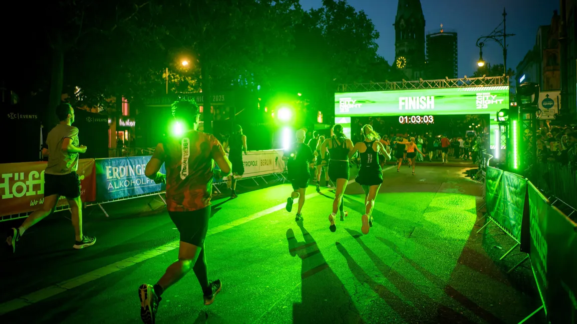 Berlins schnellste Party-Nacht: adidas Runners City Night zieht 11.000 Sportler:innen an