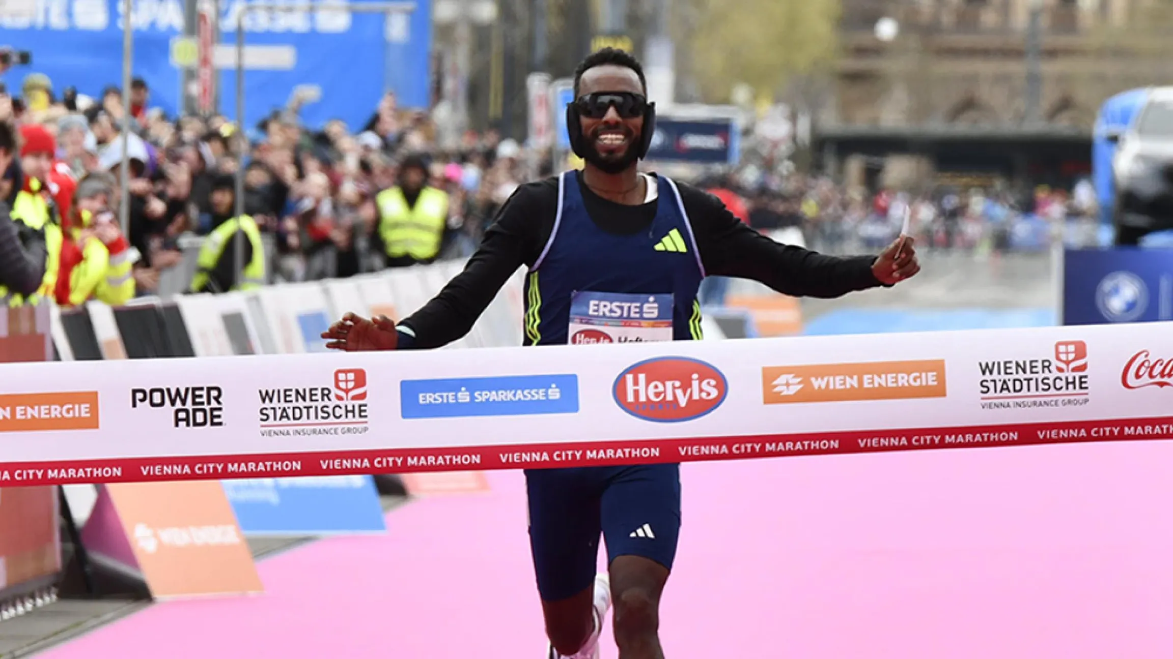 Jüngster Sieger aller Zeiten und Walzer-Weltrekord: Der 42. Vienna City Marathon begeistert Wien