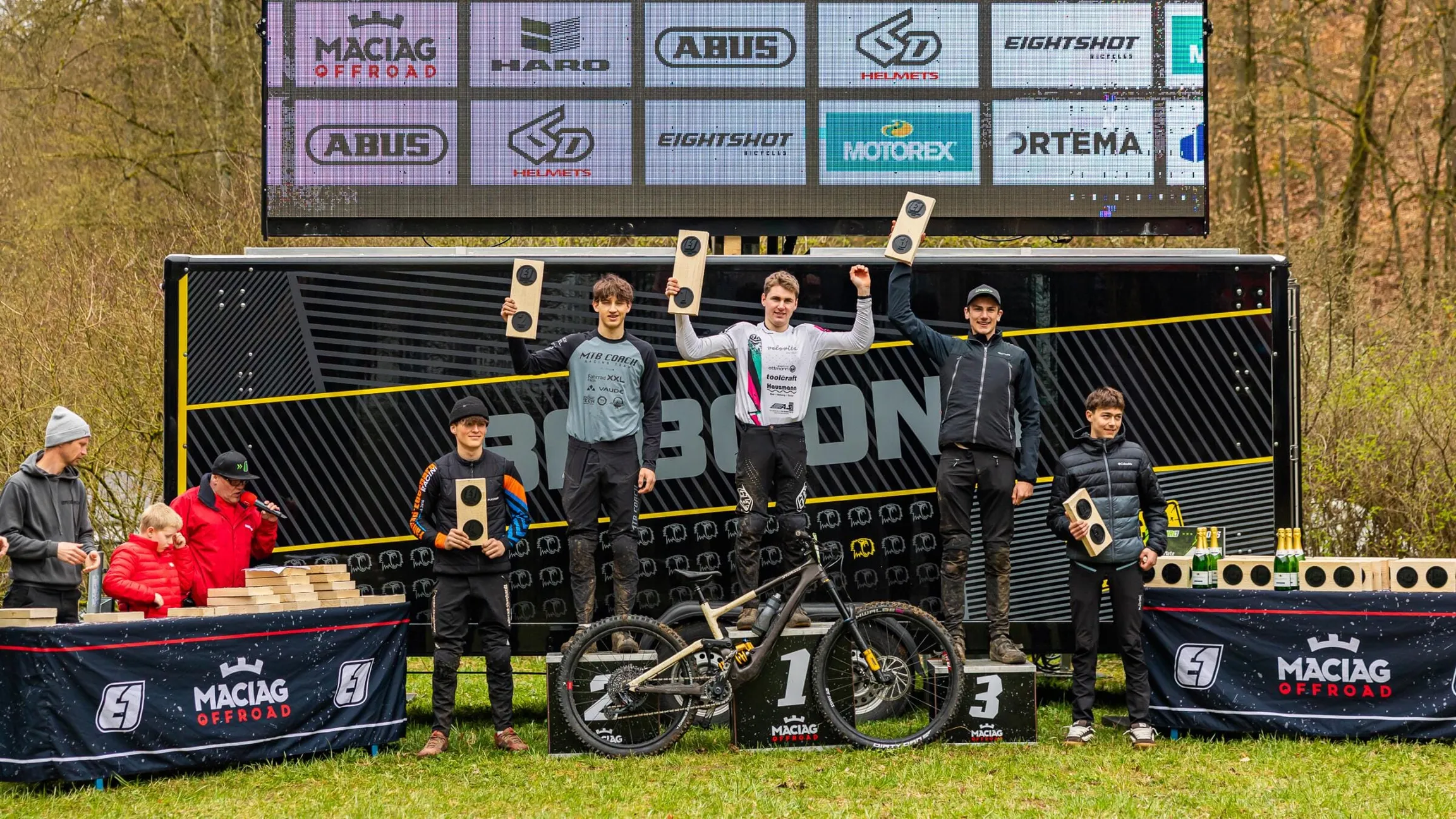 Wer führt die Enduro One Gesamtwertung vor dem Rennen in Trieb an?