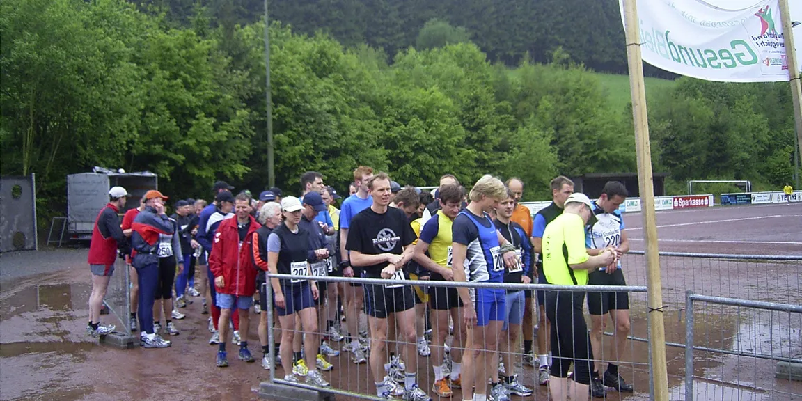 2006 Start auf dem Aschenplatz bei Regenwetter