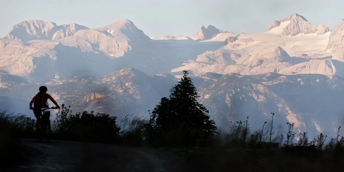 Das imposante Dachsteinmassiv begleitet uns entlang der Strecken!