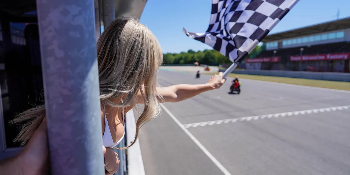 Rennende checkered Flagg