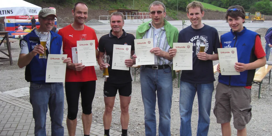 2009 Finisherfoto (im Hintergund Kunstrrasenbau)