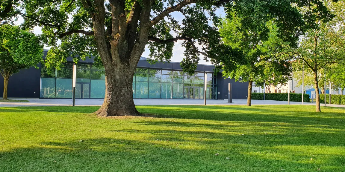 Das Ziel vor der Stadthalle im Zentrum der Stadt Pocking.